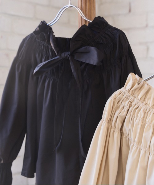 Meline M(メリンエム)の「Ruffled Ribbon Off-Shoulder Blouse ラッフルリボンオフショルダーブラウス(シャツ/ブラウス・レディース・ブラック/ベージュ・FREE)」の3枚目の写真