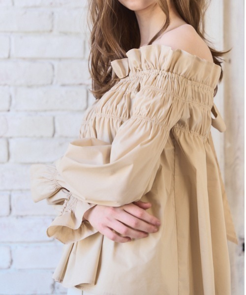 Meline M(メリンエム)の「Ruffled Ribbon Off-Shoulder Blouse ラッフルリボンオフショルダーブラウス(シャツ/ブラウス・レディース・ブラック/ベージュ・FREE)」の16枚目の写真
