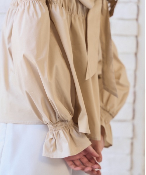 Meline M(メリンエム)の「Ruffled Ribbon Off-Shoulder Blouse ラッフルリボンオフショルダーブラウス(シャツ/ブラウス・レディース・ブラック/ベージュ・FREE)」の17枚目の写真