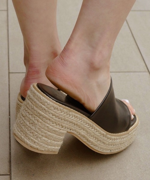 ACYM(アシーム)の「Volume heel jute サンダル(サンダル・レディース・ベージュ/ブラウン/ブラック・SMALL/MEDIUM/LARGE)」の6枚目の写真