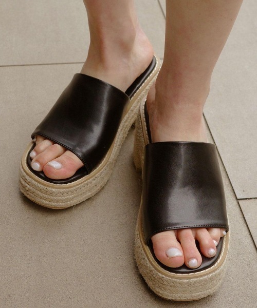 ACYM(アシーム)の「Volume heel jute サンダル(サンダル・レディース・ベージュ/ブラウン/ブラック・SMALL/MEDIUM/LARGE)」の7枚目の写真