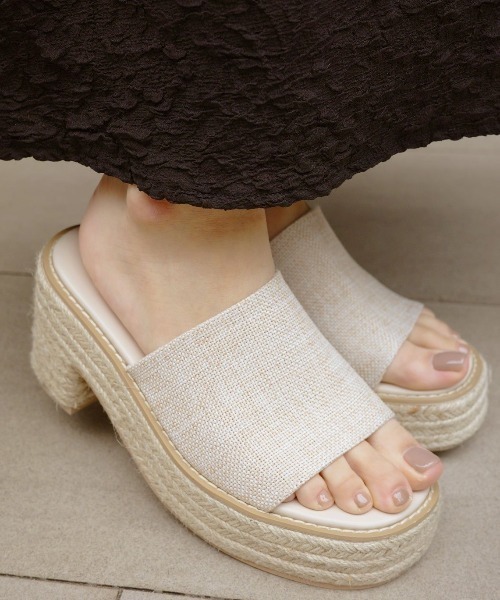 ACYM(アシーム)の「Volume heel jute サンダル(サンダル・レディース・ベージュ/ブラウン/ブラック・SMALL/MEDIUM/LARGE)」の4枚目の写真