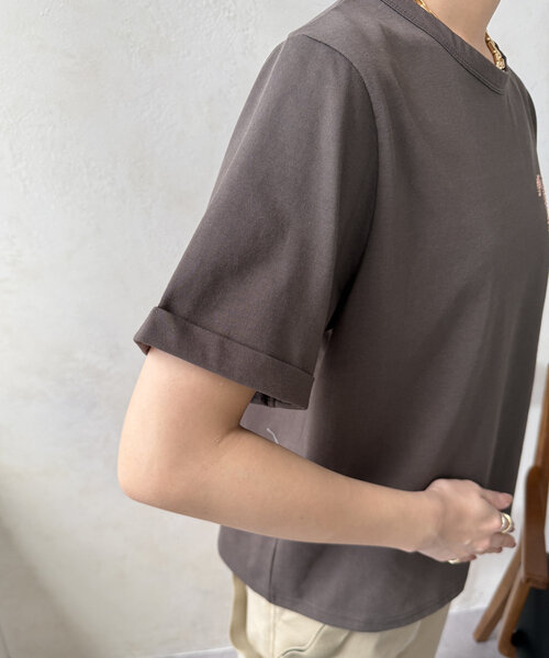 DouDou（ドゥドゥ）の「【WEB限定】ロゴブローチ風TEE（Tシャツ/カットソー・レディース・オフホワイト/ブラウン/ブラック・FREE）」の5枚目の写真