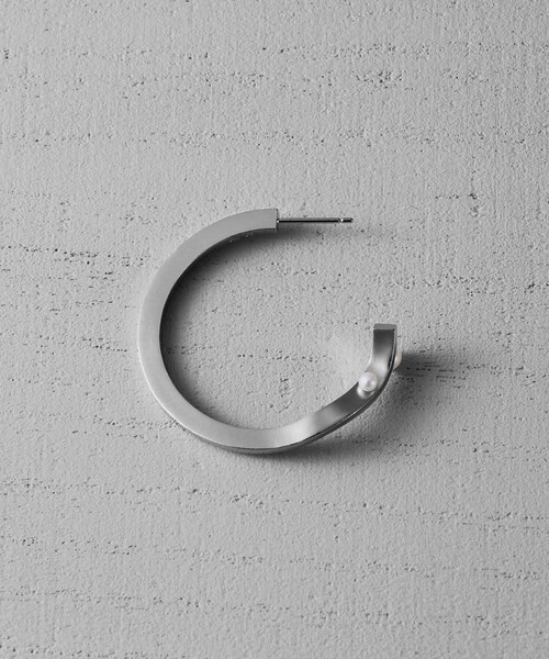 and cloud（アンドクラウド）の「Hoop Tail Pearl Pierce / Single（ピアス（片耳用）・レディース・シルバー/イエローゴールド・FREE）」の2枚目の写真