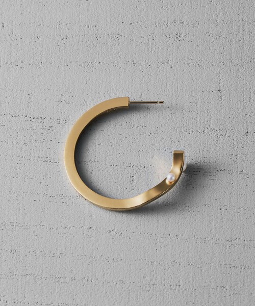 and cloud（アンドクラウド）の「Hoop Tail Pearl Pierce / Single（ピアス（片耳用）・レディース・シルバー/イエローゴールド・FREE）」の3枚目の写真