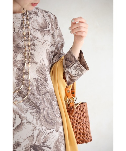 そよ風に揺れる花のスケッチ画ミディアムワンピース（ワンピース