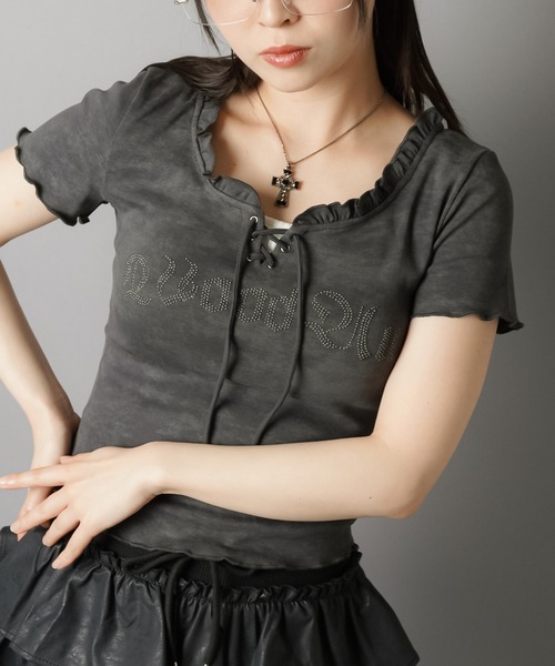 SPINNS(スピンズ)の「大人気デザインが半袖になって再登場!半袖カットソー/フリルレースアップ/NEO森ガール(Tシャツ/カットソー・レディース・ベージュ/チャコール/ブラック/アイボリー・ONESIZE)」の2枚目の写真