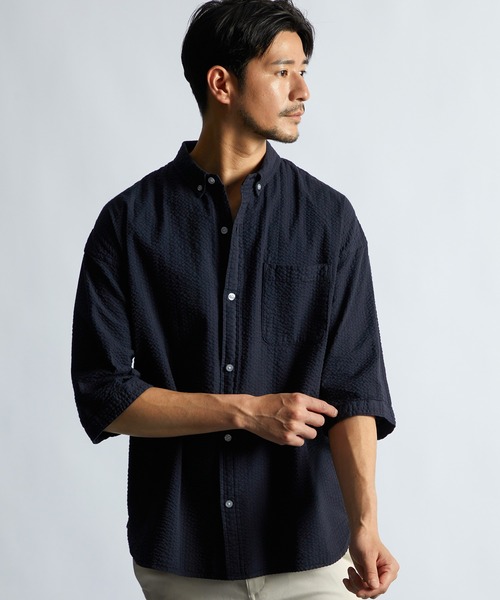 LANVIN en Bleu(ランバンオンブルー)の「シアサッカーストライプ 製品染め 5分袖シャツ(シャツ/ブラウス・メンズ・ブラック/ホワイト/ネイビー・46/48/50/52)」の1枚目の写真