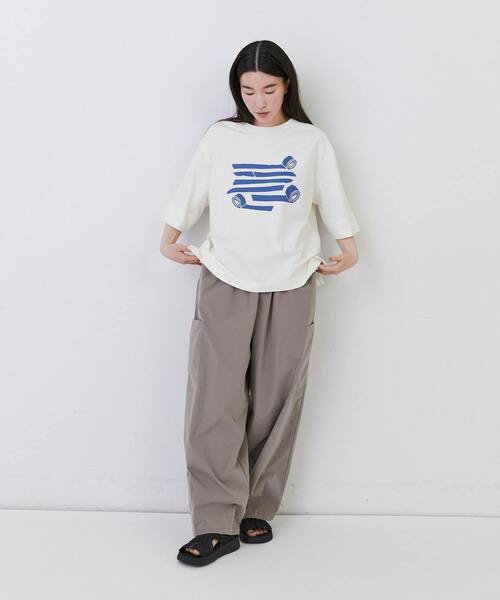 conges payes ADIEU TRISTESSE(コンジェ ペイエ アデュートリステス)の「文房具プリントTシャツ(Tシャツ/カットソー・レディース・キナリ/ベージュ/ブルーグレー・FREE)」の4枚目の写真