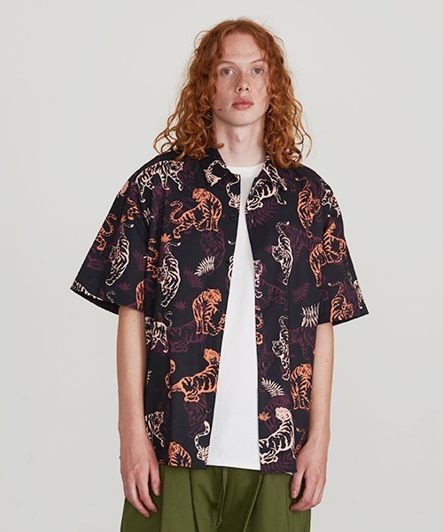 Revo.（レボ）の「Revo. アニマルパターン オーバーサイズ オープンカラーシャツ/開襟シャツ（シャツ/ブラウス・メンズ・ブラック系その他/ブルー/ブラック/グリーン/イエロー・1/2）」の7枚目の写真