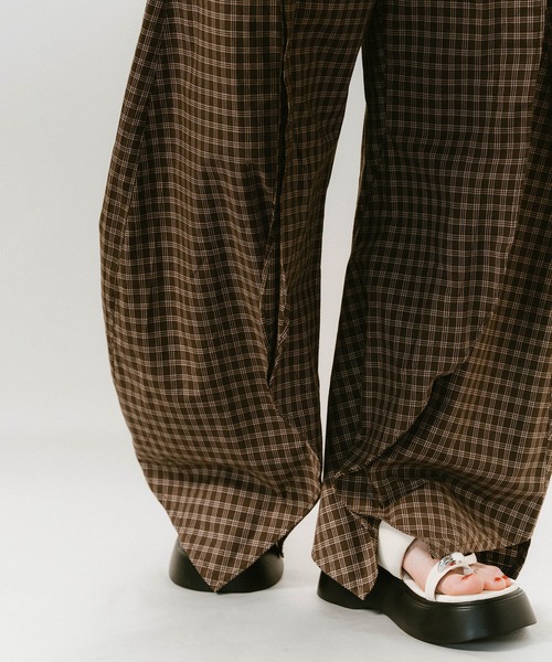 Knuth Marf(クヌースマーフ)の「【Knuth Marf】slit deformed pant(その他パンツ・レディース・ブラック/ブラウン/ブラック系その他2・XS/S)」の5枚目の写真
