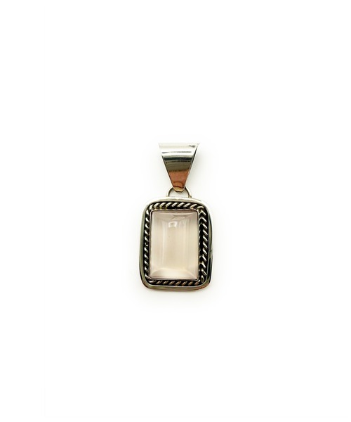 Indian Jewelry（インディアンジュエリー）の「THEATER シアター ビッグスクエアシェイプネイティブデザインローズクオーツペンダントトップ Made in USA（チャーム・レディース・シルバー・FREE）」の2枚目の写真