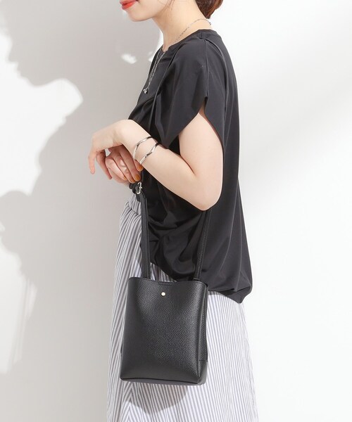 SHOO・LA・RUE(シューラルー)の「【軽量】ふわっと軽い3層ショルダーバッグ(ショルダーバッグ・レディース・シルバー/ブラック/ベージュ系4/グレー系4/ネイビー系6/ワインレッド・00)」の2枚目の写真