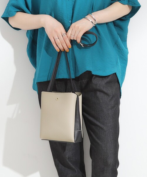 SHOO・LA・RUE(シューラルー)の「【軽量】ふわっと軽い3層ショルダーバッグ(ショルダーバッグ・レディース・シルバー/ブラック/ベージュ系4/グレー系4/ネイビー系6/ワインレッド・00)」の13枚目の写真