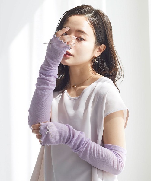 tutuanna（チュチュアンナ）の「[とにかくさらっと涼しい]UV加工袖メローリボン付き細リブアームカバー50cm（アームカバー・レディース・サックスブルー/ピンク/オフホワイト/ブラック/チャコール/ラベンダー・フリー）」の6枚目の写真