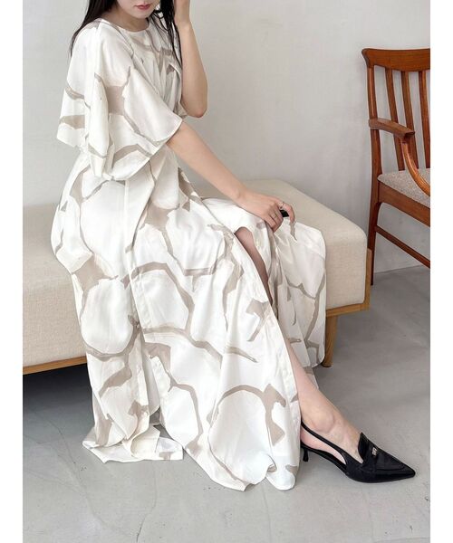 OUNNOUN(オウンノウン)の「【OUNNOUN】ケーププリントワンピース(ワンピース・レディース・ベージュ/ブラック・SMALL/MEDIUM)」の1枚目の写真