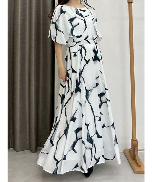 OUNNOUN(オウンノウン)の「【OUNNOUN】ケーププリントワンピース(ワンピース・レディース・ベージュ/ブラック・SMALL/MEDIUM)」の2枚目の写真