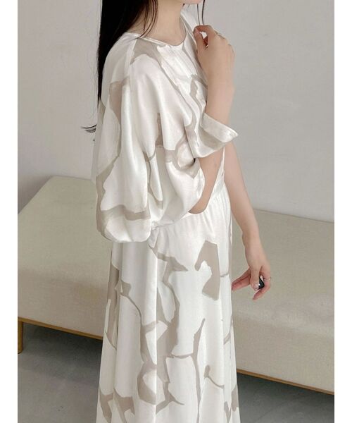 OUNNOUN(オウンノウン)の「【OUNNOUN】ケーププリントワンピース(ワンピース・レディース・ベージュ/ブラック・SMALL/MEDIUM)」の10枚目の写真