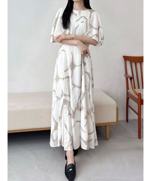 OUNNOUN(オウンノウン)の「【OUNNOUN】ケーププリントワンピース(ワンピース・レディース・ベージュ/ブラック・SMALL/MEDIUM)」の9枚目の写真