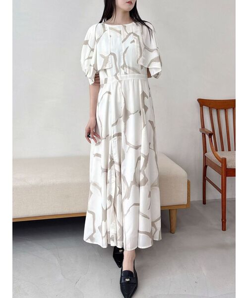 OUNNOUN(オウンノウン)の「【OUNNOUN】ケーププリントワンピース(ワンピース・レディース・ベージュ/ブラック・SMALL/MEDIUM)」の8枚目の写真