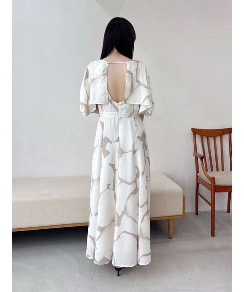 OUNNOUN(オウンノウン)の「【OUNNOUN】ケーププリントワンピース(ワンピース・レディース・ベージュ/ブラック・SMALL/MEDIUM)」の7枚目の写真