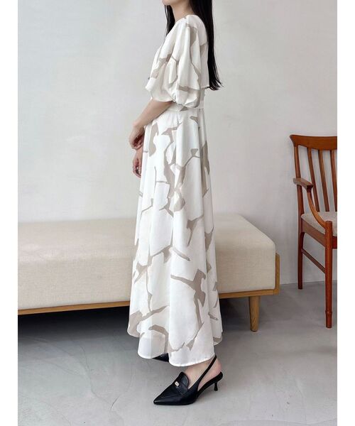 OUNNOUN(オウンノウン)の「【OUNNOUN】ケーププリントワンピース(ワンピース・レディース・ベージュ/ブラック・SMALL/MEDIUM)」の6枚目の写真
