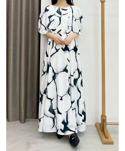 OUNNOUN(オウンノウン)の「【OUNNOUN】ケーププリントワンピース(ワンピース・レディース・ベージュ/ブラック・SMALL/MEDIUM)」の4枚目の写真