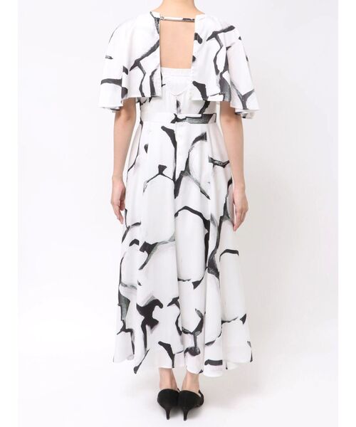 OUNNOUN(オウンノウン)の「【OUNNOUN】ケーププリントワンピース(ワンピース・レディース・ベージュ/ブラック・SMALL/MEDIUM)」の21枚目の写真