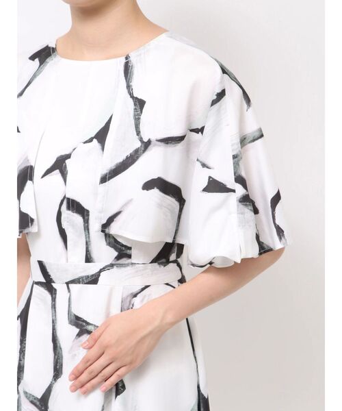 OUNNOUN(オウンノウン)の「【OUNNOUN】ケーププリントワンピース(ワンピース・レディース・ベージュ/ブラック・SMALL/MEDIUM)」の19枚目の写真