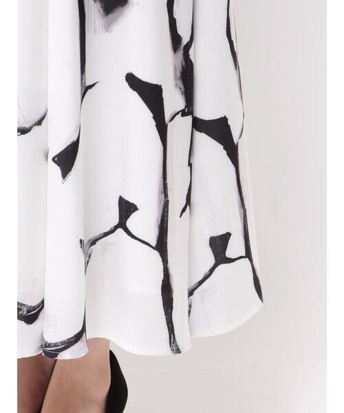 OUNNOUN(オウンノウン)の「【OUNNOUN】ケーププリントワンピース(ワンピース・レディース・ベージュ/ブラック・SMALL/MEDIUM)」の18枚目の写真