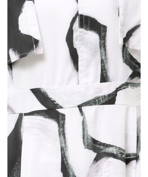 OUNNOUN(オウンノウン)の「【OUNNOUN】ケーププリントワンピース(ワンピース・レディース・ベージュ/ブラック・SMALL/MEDIUM)」の14枚目の写真