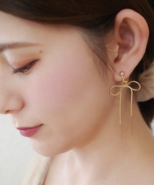 CERCA（チェルカ）の「saran jewelry/ショート リボンチェーン イヤリング（イヤリング・レディース・シルバー/ゴールド・FREE）」の2枚目の写真