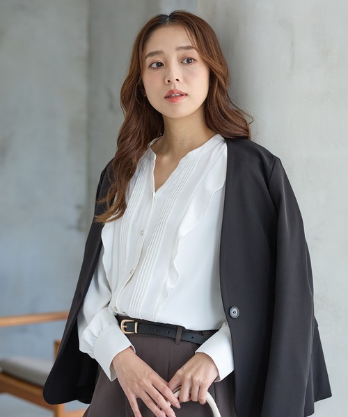 Honeys（ハニーズ）の「【WEB限定／褒められ】フリルピンタックブラウス（シャツ/ブラウス・レディース・ネイビー/アイボリー/ライトベージュ/ブラック/イエロー/ミント・S/M/LL/L/3L）」の2枚目の写真