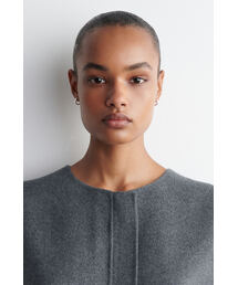 COS（コス）の「彫刻的なミニフープイヤリング（ピアス（両耳用））」