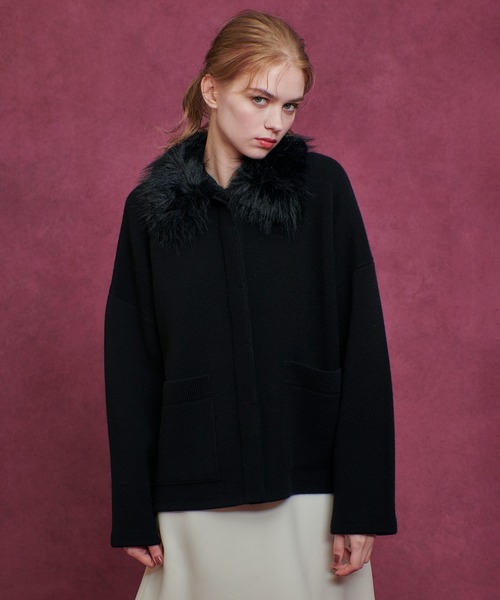 LOULOU WILLOUGHBY(ルルウィルビー)の「【LOULOU WILLOUGHBY】ファー衿ニットショートコート(ステンカラーコート・レディース・ブラック/ベージュ・2)」の2枚目の写真
