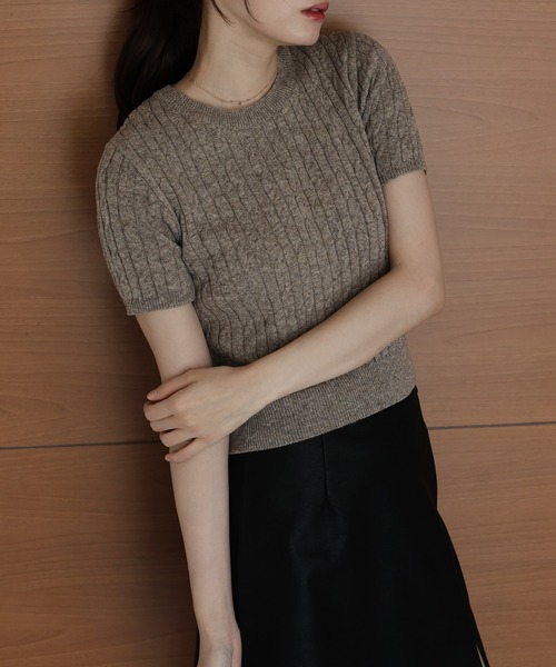 J by blue(ジェイバイブルー)の「カシミヤ混ケーブルニット(ニット/セーター・レディース・ベージュ/チャコールグレー/ブラック・MEDIUM)」の3枚目の写真