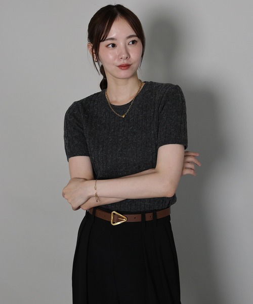 J by blue(ジェイバイブルー)の「カシミヤ混ケーブルニット(ニット/セーター・レディース・ベージュ/チャコールグレー/ブラック・MEDIUM)」の2枚目の写真