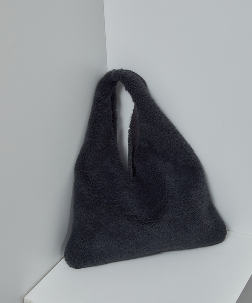 HELEN MOORE（ヘレンムーア）の「【HELEN MOORE（ヘレンムーア）】フェイクムートンリバーシブルバッグ（トートバッグ・レディース・チャコールグレー/ベージュ・FREE）」の2枚目の写真