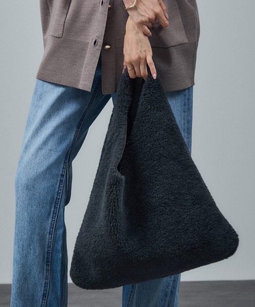 HELEN MOORE（ヘレンムーア）の「【HELEN MOORE（ヘレンムーア）】フェイクムートンリバーシブルバッグ（トートバッグ・レディース・チャコールグレー/ベージュ・FREE）」の3枚目の写真