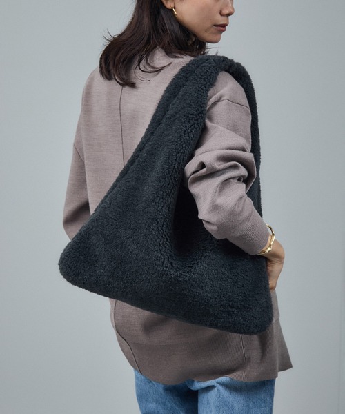 HELEN MOORE（ヘレンムーア）の「【HELEN MOORE（ヘレンムーア）】フェイクムートンリバーシブルバッグ（トートバッグ・レディース・チャコールグレー/ベージュ・FREE）」の6枚目の写真
