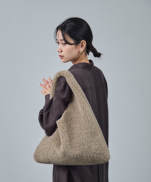 HELEN MOORE（ヘレンムーア）の「【HELEN MOORE（ヘレンムーア）】フェイクムートンリバーシブルバッグ（トートバッグ・レディース・チャコールグレー/ベージュ・FREE）」の21枚目の写真