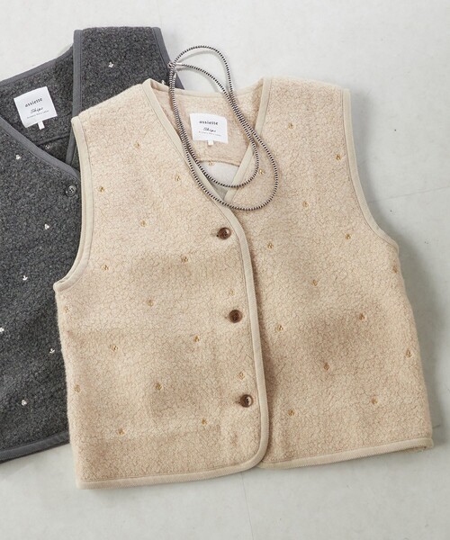 SHIPS(シップス)の「【SHIPS別注】assiette:ウール混 ボア 刺繍 ベスト(ベスト・レディース・ダークグレー/ナチュラル・ONE SIZE)」の2枚目の写真