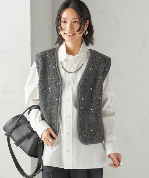 SHIPS(シップス)の「【SHIPS別注】assiette:ウール混 ボア 刺繍 ベスト(ベスト・レディース・ダークグレー/ナチュラル・ONE SIZE)」の10枚目の写真