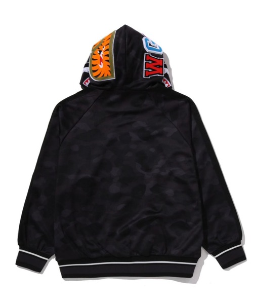 A BATHING APE（アベイシングエイプ）の「COLOR CAMO SHARK RELAXED