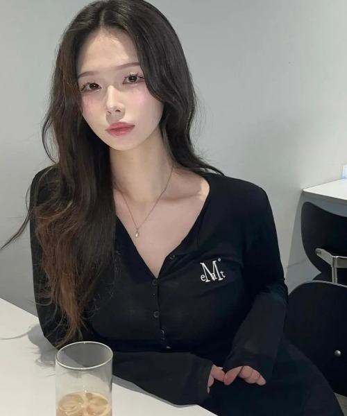 MUCENT（ムセント）の「【日本未発売/WEB限定】MUCENT(ムセント)/スリム フィット ラウンドネック カーディガン/ANZ SLIM FIT R-NECK CARDIGAN（カーディガン/ボレロ・レディース・グレー/チャコールグレー/ブラック/ベージュ/ホワイト・FREE）」の3枚目の写真