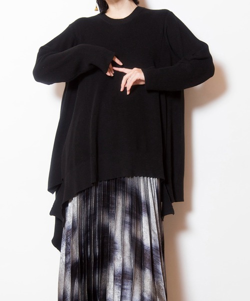 OSMOSIS(オズモーシス)の「イレギュラーヘムロングニットプルオーバー(ニット/セーター・レディース・ブラック/その他/レッド・ONE SIZE)」の2枚目の写真