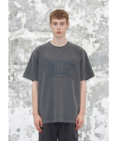 LIMELIGHT APPAREL(ライムライトアパレル)の「アパレルピグメントアーチロゴTシャツ(チャコール/グレー)(Tシャツ/カットソー・メンズ・その他・SMALL/MEDIUM/LARGE/X-LARGE)」の1枚目の写真