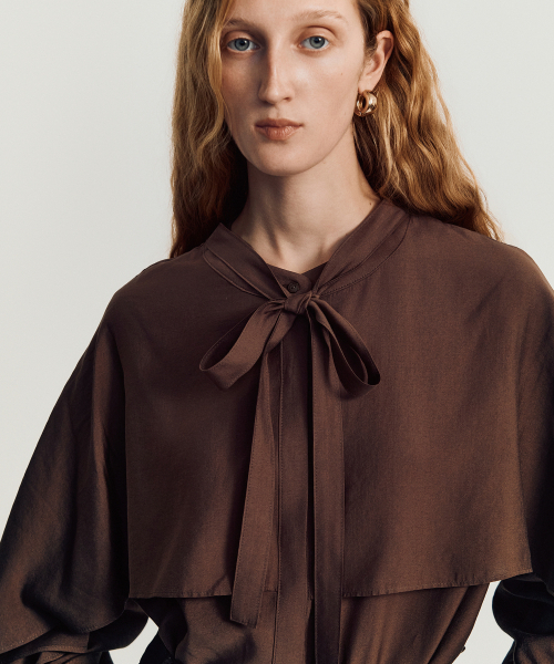 MAYVERU（メイバーユー）の「Nadi Cape Blouse _ Brown（シャツ/ブラウス・レディース・その他・FREE）」の2枚目の写真