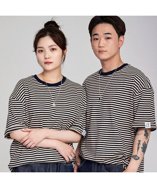 APOSTROPHE COMMA(アポストロフィコンマ)の「スリーブポイントストライプ半袖Tシャツ(ネイビー)(Tシャツ/カットソー・メンズ・ネイビー・LARGE/MEDIUM)」の1枚目の写真