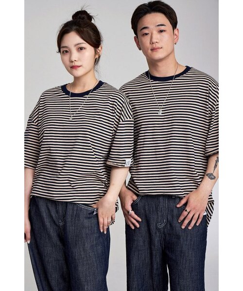 APOSTROPHE COMMA(アポストロフィコンマ)の「スリーブポイントストライプ半袖Tシャツ(ネイビー)(Tシャツ/カットソー・メンズ・ネイビー・LARGE/MEDIUM)」の3枚目の写真